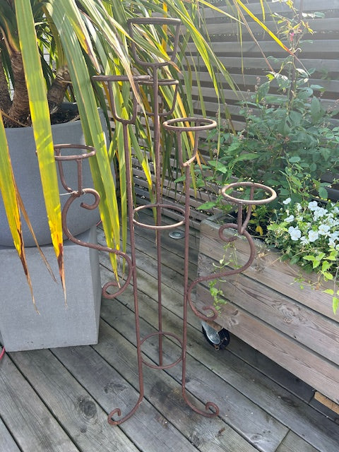 Rostigt Krukstativ i Smide